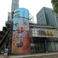 泰達生活館大柱子廣告畫面